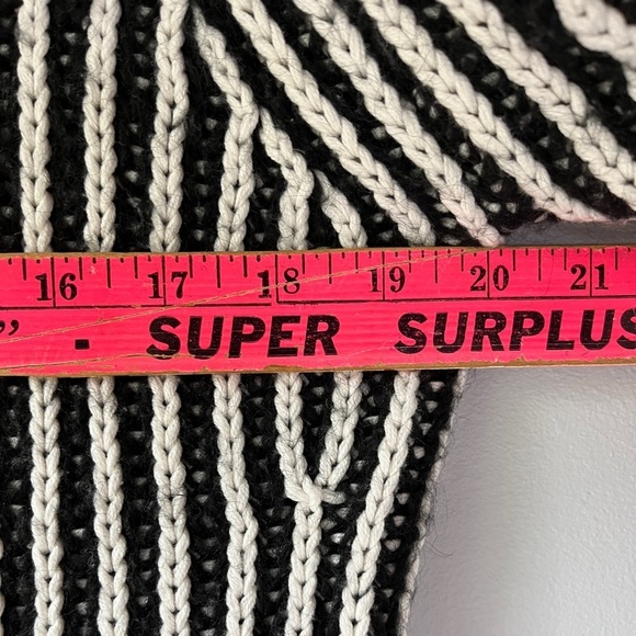 🏷️ 2/$20 Elizabeth and James Stripe Knit Sweater - Picture 6 of 8